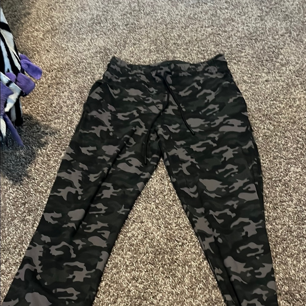 Fabletics Camo pants with drawstrings